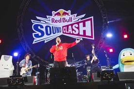 ヤバイTシャツ屋さん＆岡崎体育が音楽対決を繰り広げた『Red Bull SoundClash 2022』のレポートが到着！