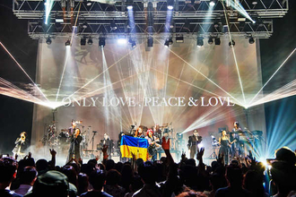 SUGIZO、ツアーファイナルでウクライナの国民的バンド・KAZKAとのコラボ曲を初披露
