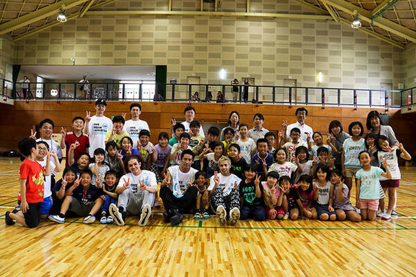 EXILE小林、THE RAMPAGE神谷・与那嶺が熊本の小学校に訪問！ 『夢の課外授業』でランニングマンを披露