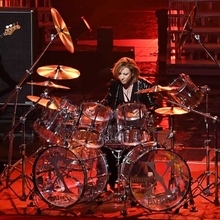 YOSHIKI（X JAPAN）、2017年紅白のステージにて待望のドラム復帰