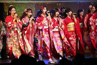 AKB48、初の成人式コンサートは艶やかな着物姿で圧巻