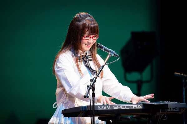 奥華子 2年振りの弾き語りツアー東京公演のレポートが到着 19年6月15日 エキサイトニュース