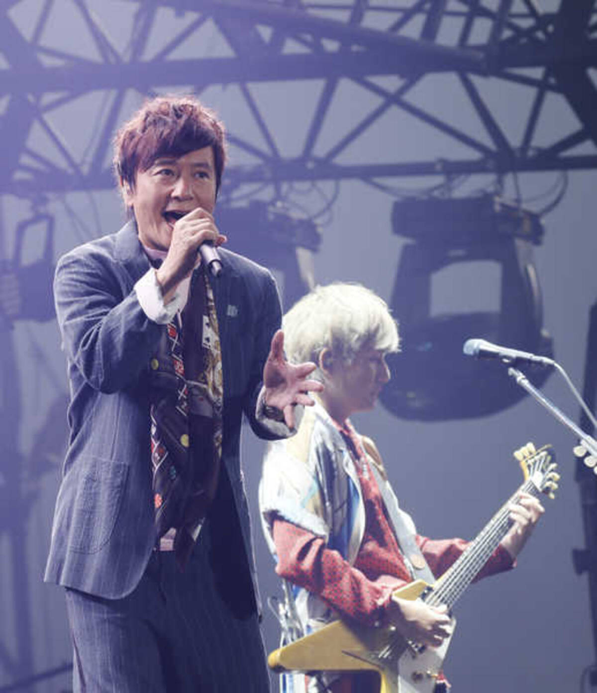 ポルノグラフィティ デビュー周年の締め括りで東京ドーム2デイズ公演を開催 初日はお祭り騒ぎで締め括り 19年9月日 エキサイトニュース 2 4