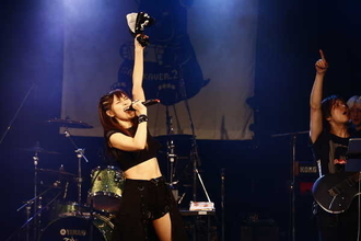 佐咲紗花、生配信ライブ内でデビュー10周年記念ベスト盤の発売＆マンスリーライブの開催を発表