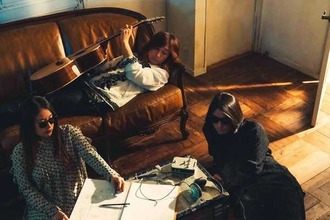 浅井健一 & THE INTERCHANGE KILLS、ニューシングル「TOO BLUE」にはベンジーワールド全開の3曲を収録