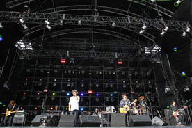 コブクロ、結成の地大阪で披露した凱旋ライブの模様をレポート
