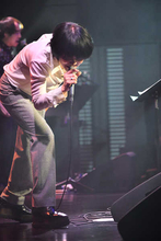 山下久美子、2ステージで届けた40周年記念ライブをレポート！