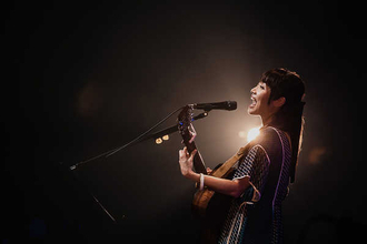 矢井田瞳、“ギターと歌”で観客を魅了した弾き語りライブのレポートが到着！