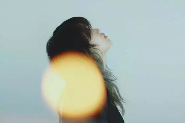 「西片梨帆、自身初のフルアルバム『まどろみのひかり』をリリース＆新曲「ゆるゆる」MV解禁！」の画像