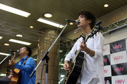 サスケ、自身のストリートライブの原点である大宮駅西口でファン300人と「青いベンチ」を大合唱