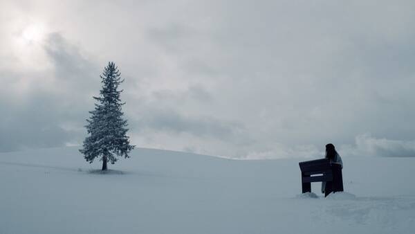 日食なつこ、命の危機を感じる"雪原"で撮影した「ログマロープ」MV公開