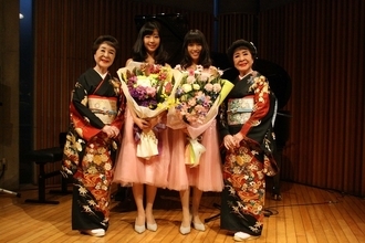 山田姉妹のデビュー発表コンベンションでこまどり姉妹が激励