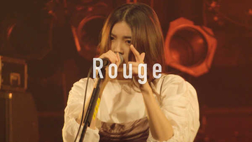 由薫、アニメ『メタリック・ルージュ』OPテーマ「Rouge」のライブ映像が英語訳詞と共に公開