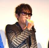 「スガ シカオがピンチ!?　ツアーでベースボーカル挑戦予定も「マジでサマにならない…」」の画像1