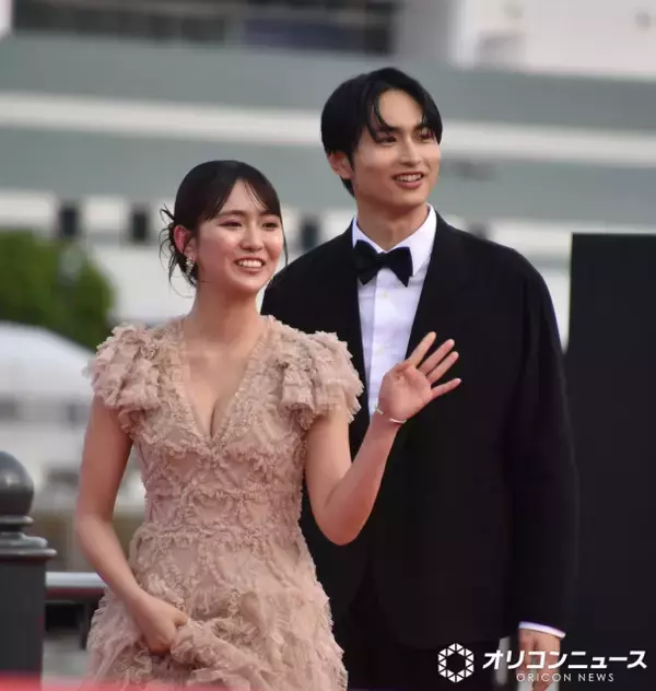 【横浜国際映画祭】豊田ルナ、ヌーディーなドレスでレッドカーペット登場　平野宏周らと笑顔振りまく