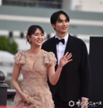 【横浜国際映画祭】豊田ルナ、ヌーディーなドレスでレッドカーペット登場　平野宏周らと笑顔振りまく
