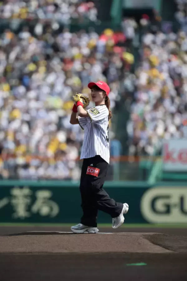 坂本花織、しなやかな投球フォームからノーバウンド始球式　甲子園「J:COM 光デー」に登場
