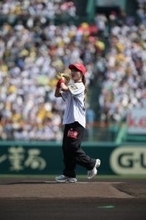 坂本花織、しなやかな投球フォームからノーバウンド始球式　甲子園「J:COM 光デー」に登場