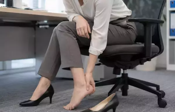 「痛くなる前に仕込む」が正解？　靴擦れ対策グッズ　かかと・指先ケアに
