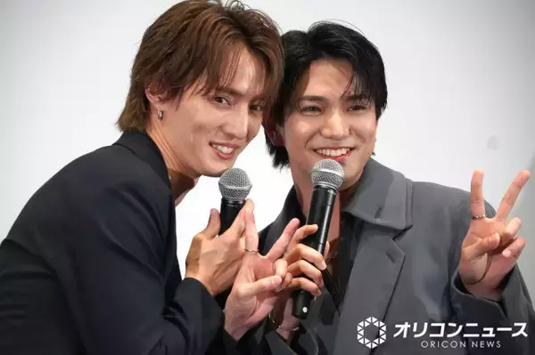 正門良規＆川島如恵留、超至近距離の撮影もノリノリ　“私服”も偶然の一致「僕とまったく同じスウェットを」