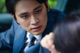 「北村匠海、妻を追い詰めるエリート警察官役　映画『シャドウワーク』歪んだ支配欲と暴力性がにじむ新場面写真」の画像1