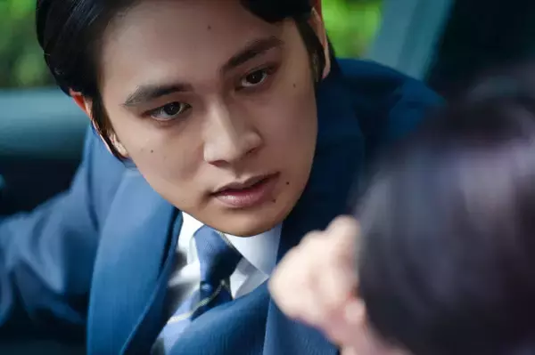 北村匠海、妻を追い詰めるエリート警察官役　映画『シャドウワーク』歪んだ支配欲と暴力性がにじむ新場面写真