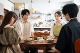 「W不倫発覚…　お互いのパートナー立ち会いで食事へ　3日放送『一緒にごはんをたべるだけ』第10話【あらすじ】」の画像1