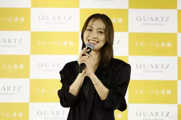 内田理央、“黒×金コーデ”ラグジュアリースタイル着こなす　大阪どまんなかの新たな施設に登場