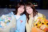 「畑芽育＆志田未来が同時撮了　W主演ドラマ『エラー』花束を手に2ショット」の画像1