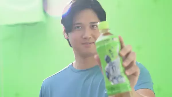 『お～いお茶』大谷翔平ボトル全55種を取り揃えた“世界で唯一の自販機”が東京・浅草寺に登場