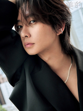 Travis Japan中村海人、アンニュイな眼差しで魅了　美容誌・ファッション誌で初ソロ表紙飾る
