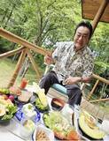 「高橋英樹、長野の別荘で“青空ブランチ”　野菜＆果物たっぷりの栄養満点メニューを披露「豪華～!!」「20品目くらいある?!すごい！」」の画像1