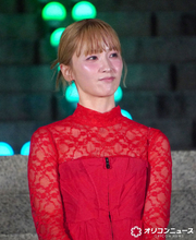 Dream Ami、真っ赤なワンピースで登場　増上寺に映える