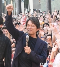 『踊る大捜査線』“青島”織田裕二が14年ぶり大阪登場　駅前に5000人大歓声　関西弁ボケ→拳突き上げる