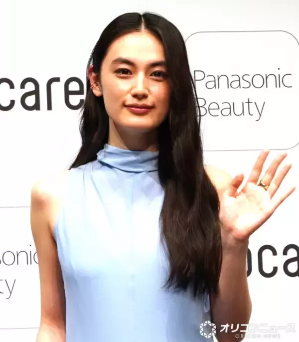 八木莉可子、すらりとした二の腕＆艶やかな黒髪際立つタイトドレスで登場