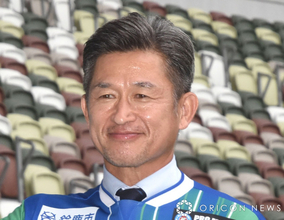 “キングカズ”三浦知良、妻・りさ子＆長男＆次男＆愛犬と家族5ショット　“顔出し”に反響「かっこよすぎfamily」「お母さん綺麗」