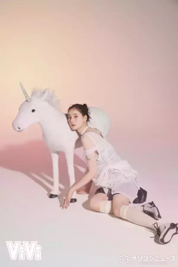 新木優子、ムードあふれる“オトナのきゅるかわ”世界を披露　『ViVi』10月号に登場