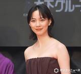 「【東京国際映画祭】のん、デコルテ全開のチューブトップドレス姿　吉永小百合とレッドカーペット登場」の画像1