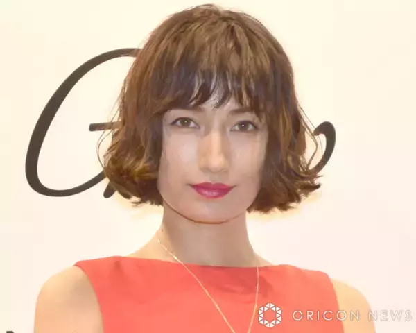 佐田真由美、ルーズソックスから発想を得た“脚の難を隠す”コーデに称賛の声「めっちゃ可愛い」「コーデ丸ごと真似したい」
