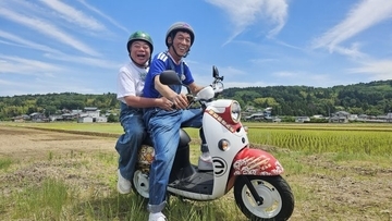 明石家さんま＆出川哲朗、バイクで寄り添う”貴重”2ショット　『充電旅』3年ぶり登場