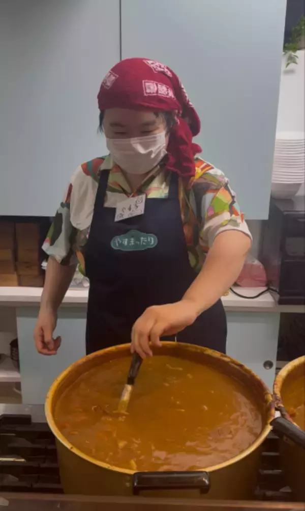 やす子、子ども食堂でカレー70食の調理風景を公開「なんと　ご飯50合消費しました～!!」