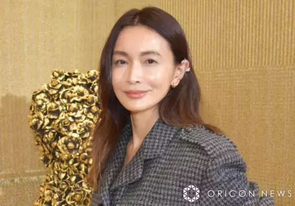 47歳・長谷川京子、ほっそり“美ウエスト”あらわな姿に「素敵すぎ」「センス抜群」オフショット続々