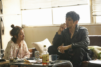 西島秀俊×満島ひかり『時には懺悔を』新場面写真公開　探偵殺害事件と9年前の誘拐事件が交錯