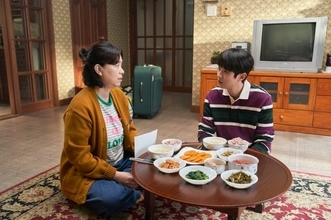 チャン・ヘジン、“息子” チェ・ウシクへ超高速“ラッパー風”レシピ伝授　韓国映画『あな母』新場面写真も公開