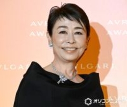 安藤優子、60代の“ネイビー”コーデ披露に反響「綺麗な色のストール！」「タイトなスカートの白がまたまた粋です」