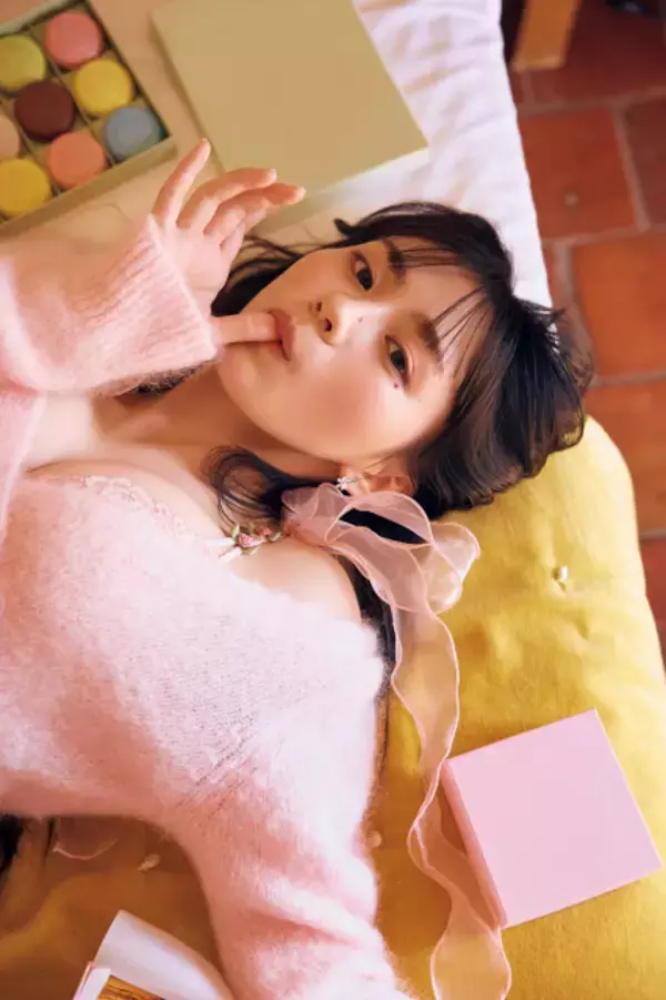 乃木坂46川崎桜、ベッドで仰向け“甘々”ショット解禁　1st写真集先行カット