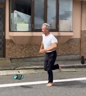 「靴まで飛んでいった…」孫を見送る69歳祖父の“全力ダッシュ”に6.4万いいね　車内は驚きと大爆笑