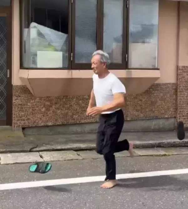 「靴まで飛んでいった…」孫を見送る69歳祖父の“全力ダッシュ”に6.4万いいね　車内は驚きと大爆笑