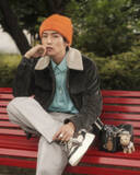 「目黒蓮、ホリデーシーズンにFENDIをまとうスペシャルムービー公開　犬形チャームがアクセント」の画像1