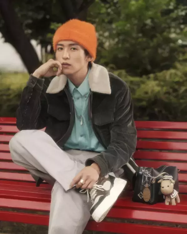 目黒蓮、ホリデーシーズンにFENDIをまとうスペシャルムービー公開　犬形チャームがアクセント